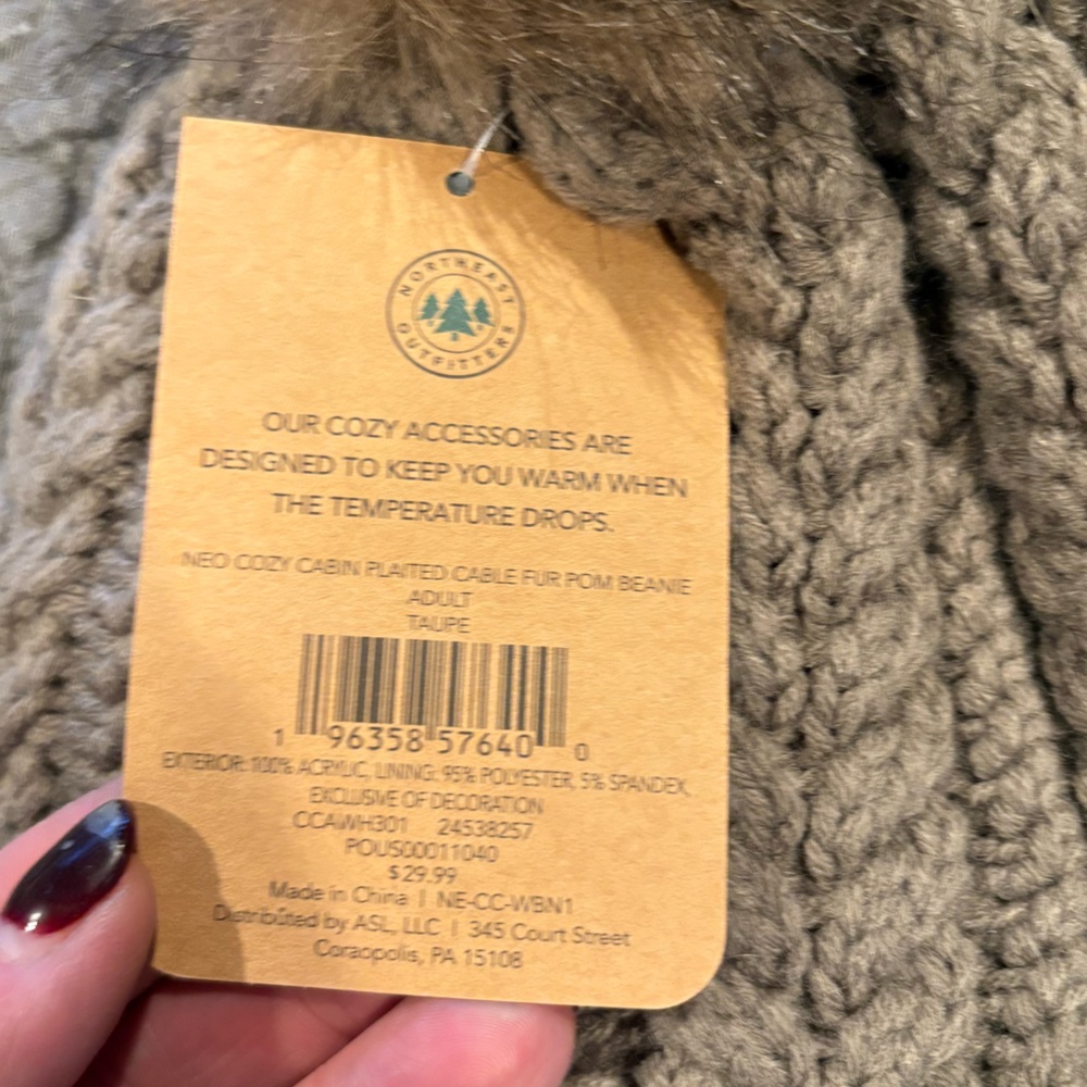 NWT Northeast Outfitters Women's Cozy Cabin Cable Knit Fur Pom Hat Beanie - Picture 5 of 5